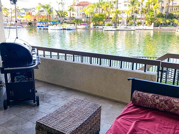 balcony with bbq, private access to the lake and the beach