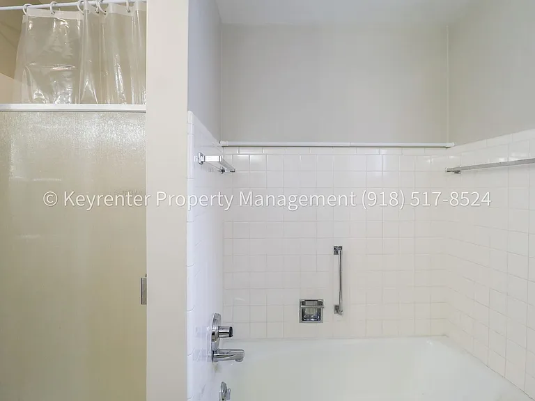 953 E 37th St S — Photo 23