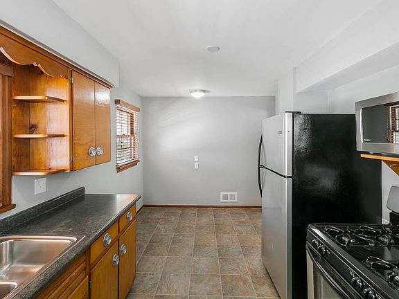 3rd image of 1215 N Prairie Ave
