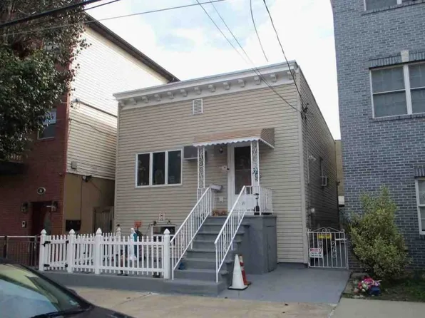 32 Giles Avenue image 1 of 10