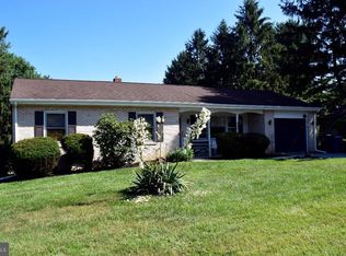 4336 Pinewood Ln, York, PA 17402