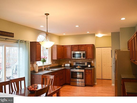 3rd image of 415 Crestwood Ln
