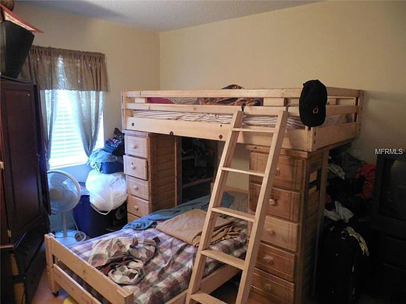 4th image of 8425 N Manhattan Ave