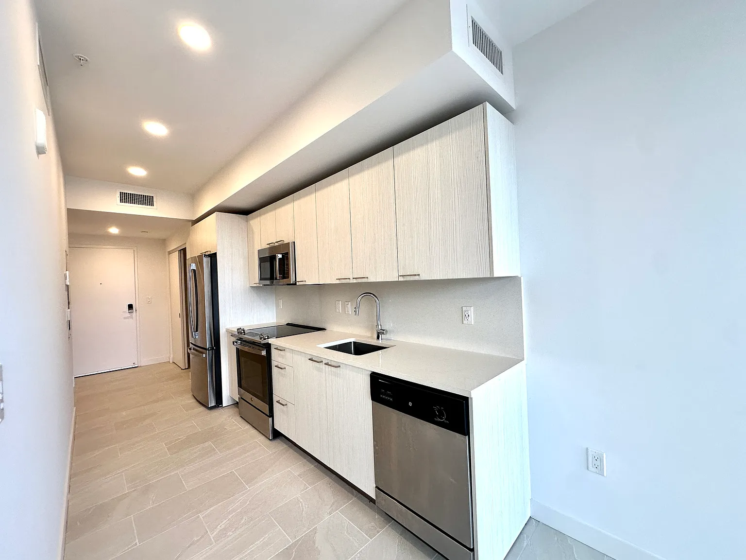 1 bed, 561 sqft, $2,098 — Photo 2