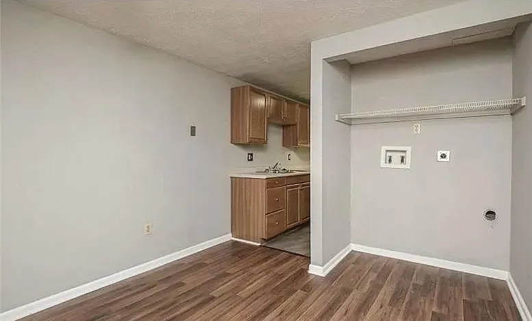 1338 Saint Adelbert Ave — Photo 4