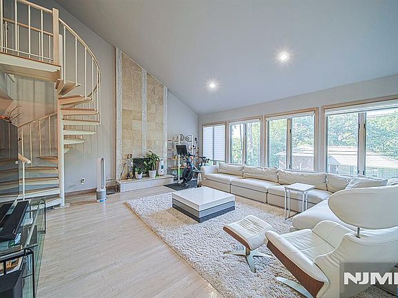 5th image of 570 Grandview Terrace