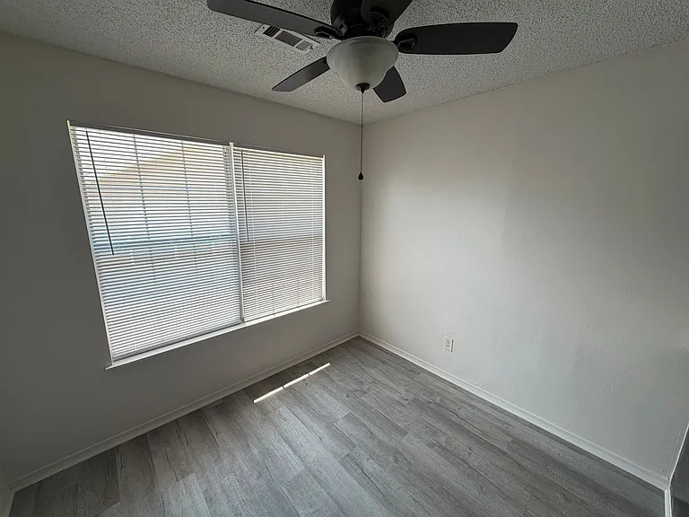 1272 N Tradition Ave — Photo 4
