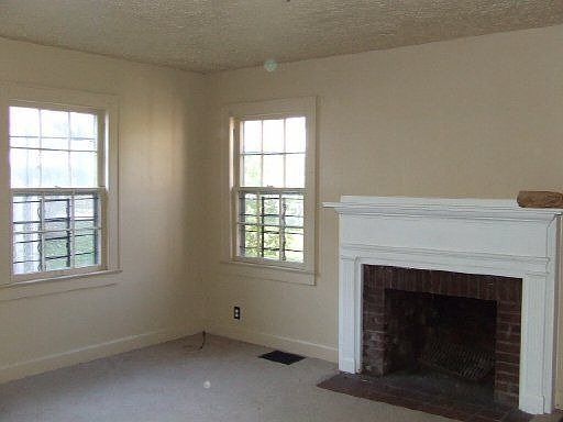 5th image of 2612 Selma Ave