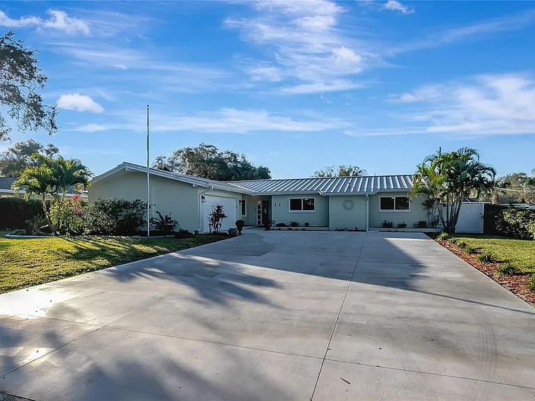 809 Jacaranda Dr — Photo 2