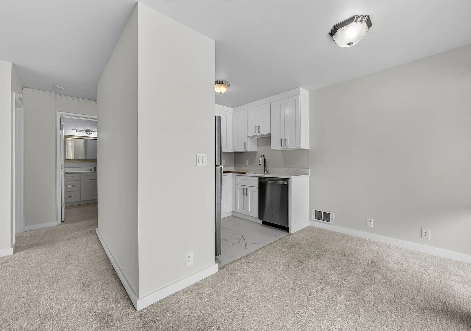 Fully Renovated Sun-Filled Downtown Bellevue Condo with Dual Balconies & Prime Walkable Location — Photo 4