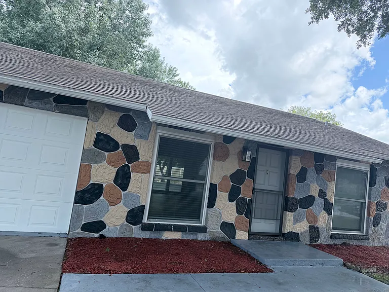3220 Ludlow Dr — Photo 2