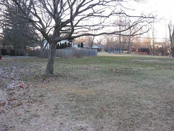 3rd image of 6136 N Broadmoor Plz