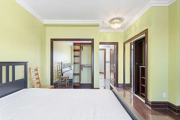 Sold by Thomas Lipovetsky, LREB | media 11