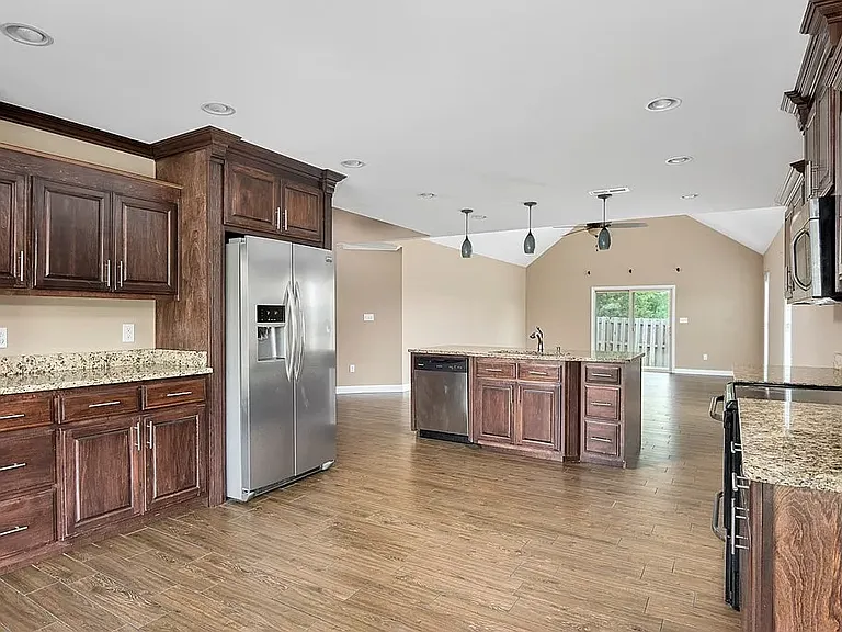 100 Kamarie Ln — Photo 3