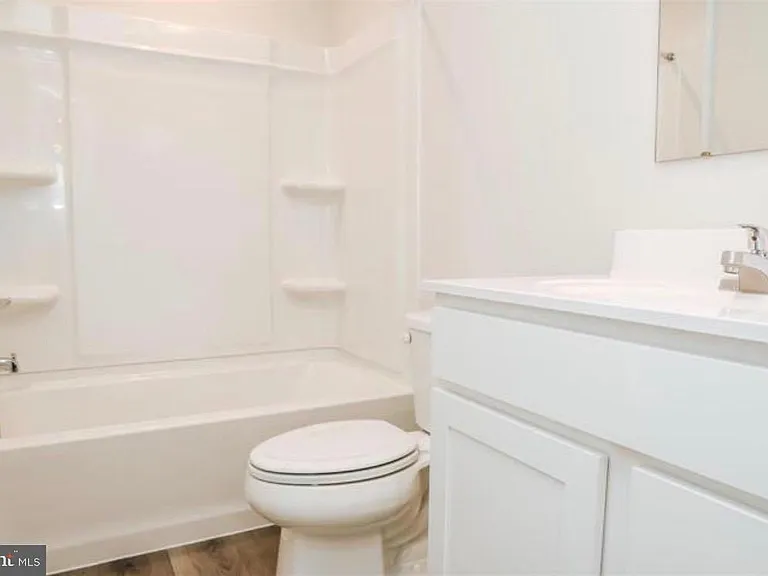 118 Charlotte St — Photo 16