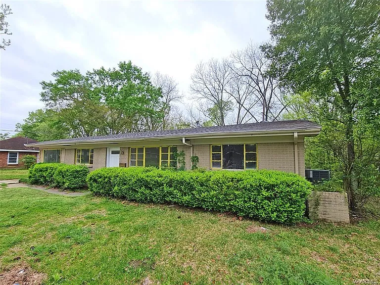1220 Lynwood Dr — Photo 2