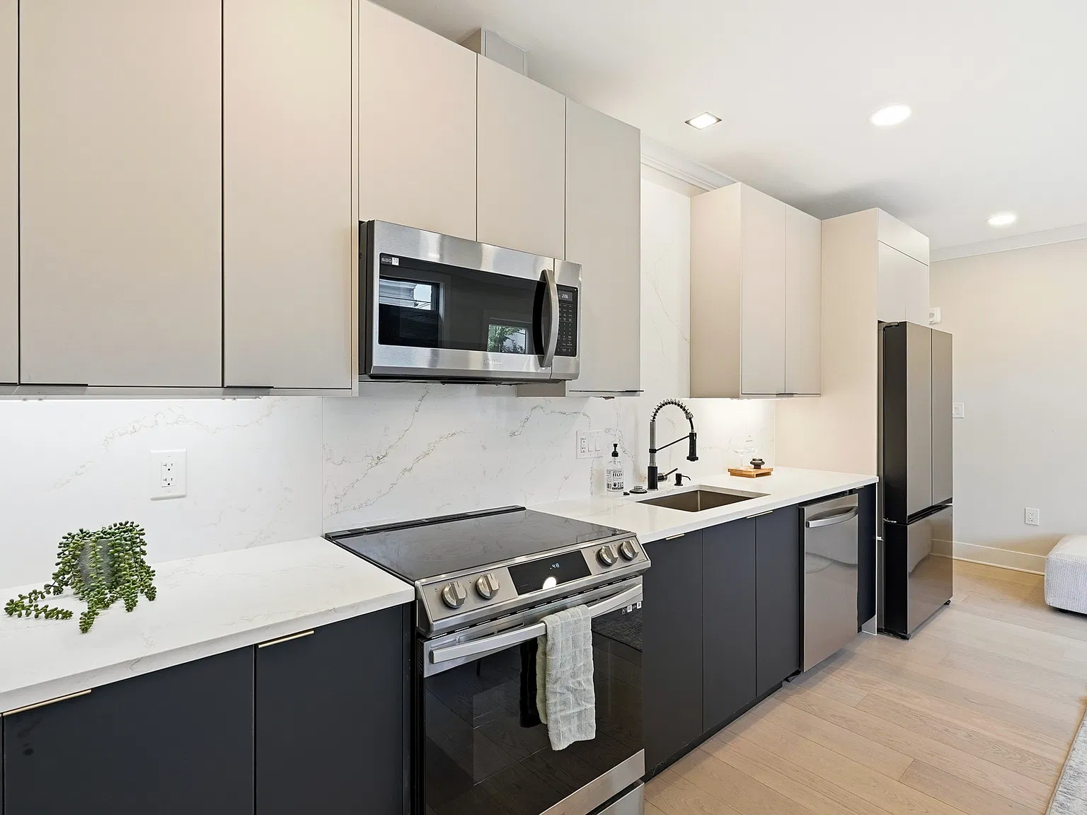 2 bed, $3,200 — Photo 1
