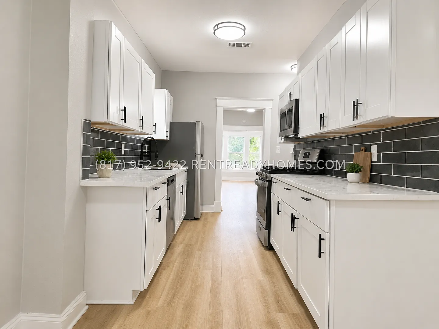 1022 E Allen Ave — Photo 2