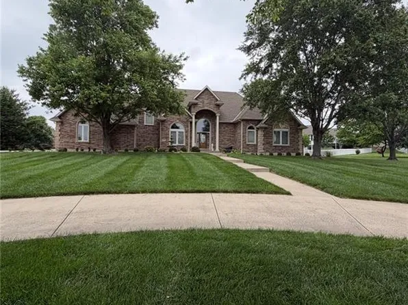 15586 Cedar Ln, Basehor, KS 66007