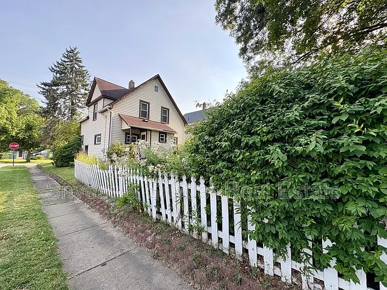605 Sackett Ave — Photo 30