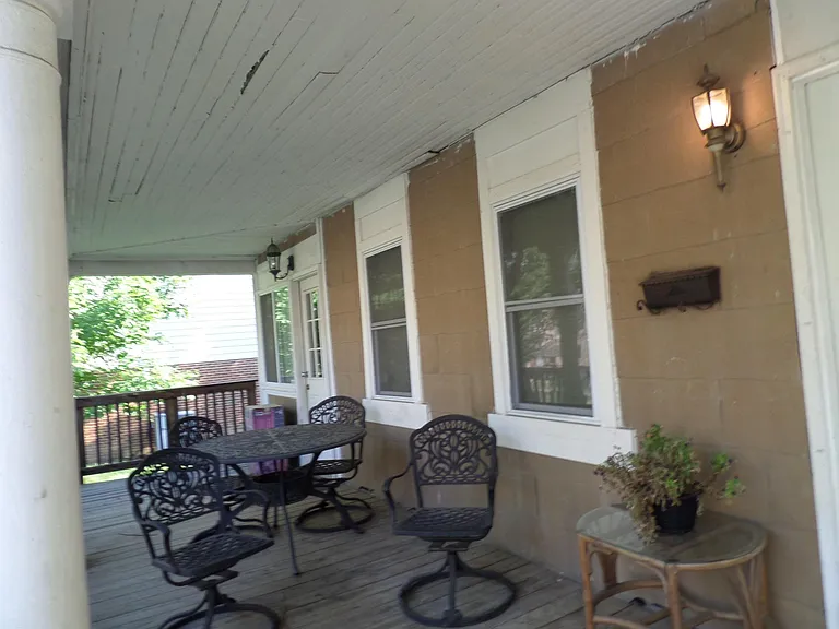 706 N Vermont St — Photo 2
