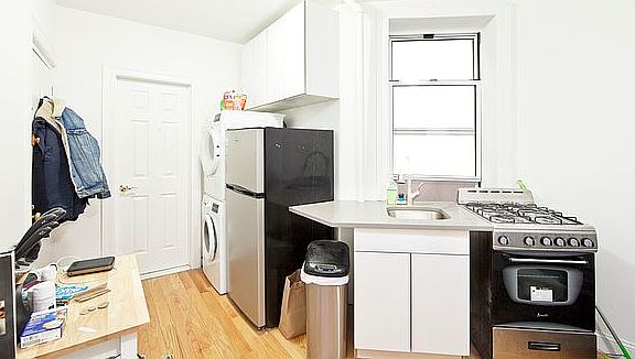 3rd image of 329 E 6th St APT 10