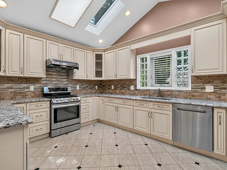 25 Cleveland Ave — Photo 4