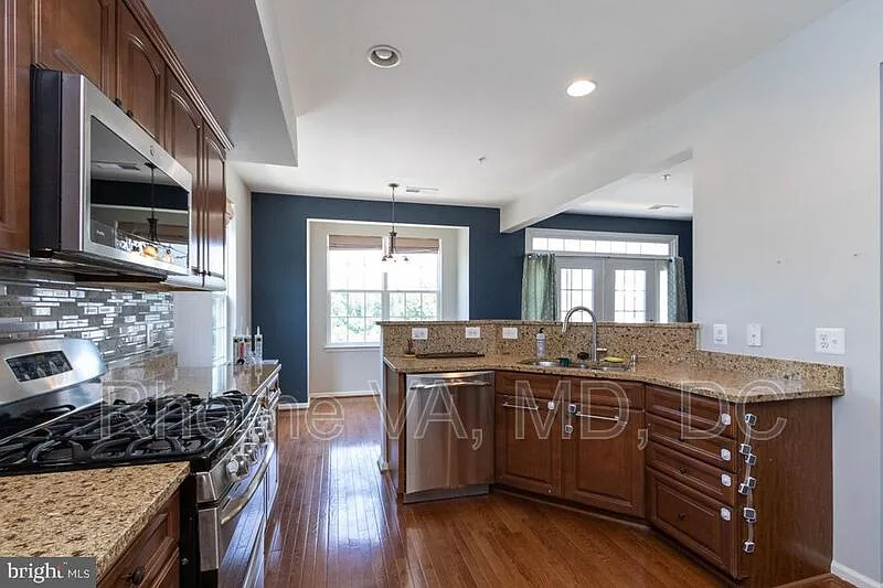 3 bed, 2.5 bath, 1701 sqft, $3,000 — Photo 3