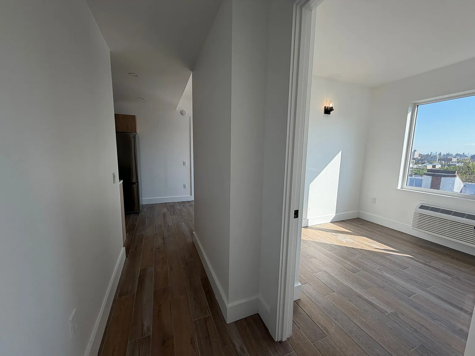 3 bed, 1000 sqft, $3,811 — Photo 2