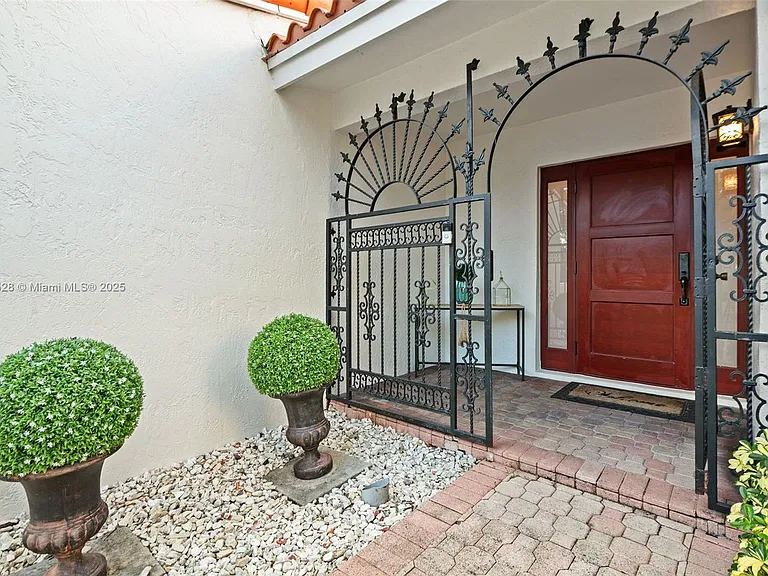 1211 Algeria Ave — Photo 4