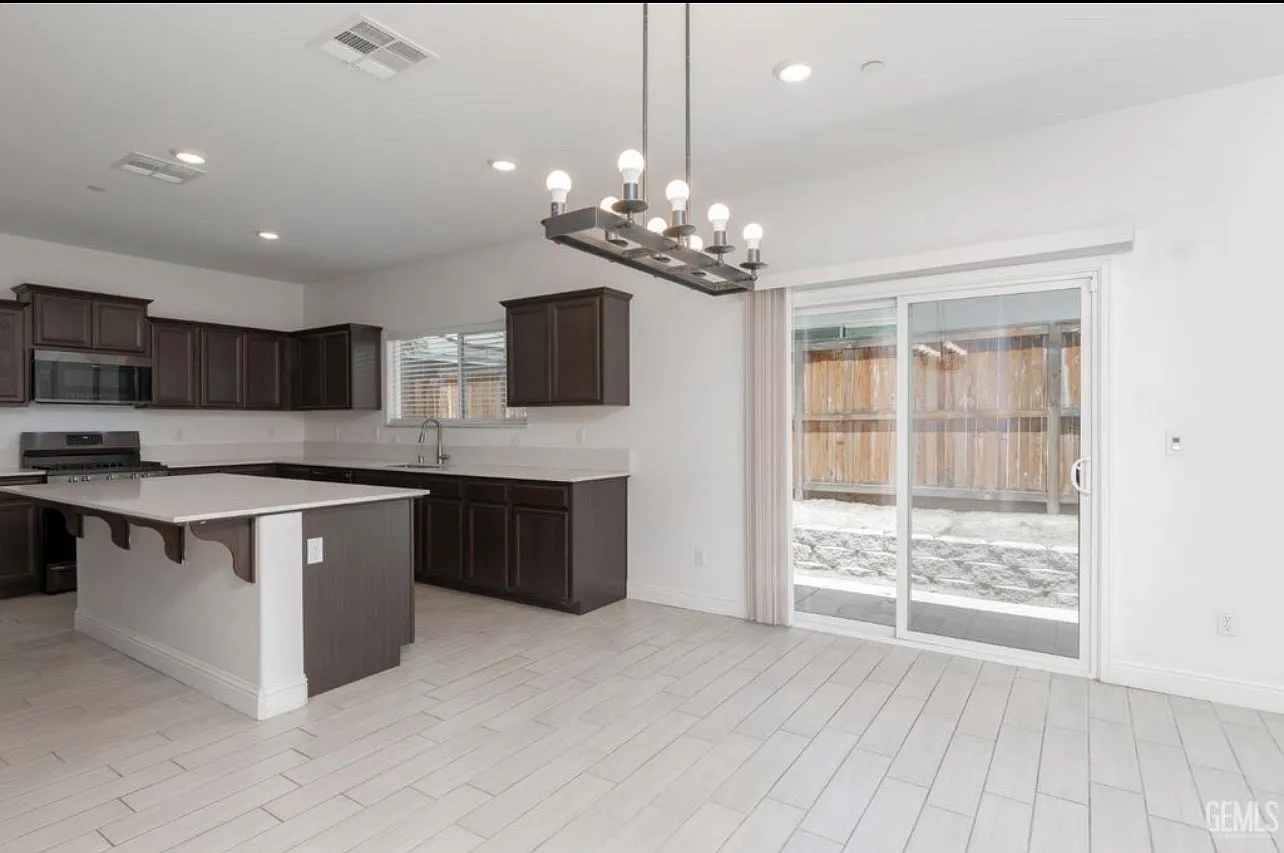 4 bed, 1878 sqft, $2,700 — Photo 4
