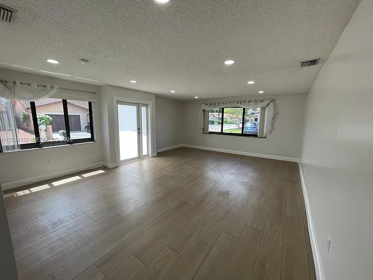 1727 SW 136th Pl — Photo 2