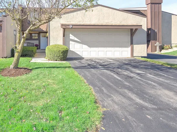 9 Stonehearth Sq #9, La Grange, IL 60525