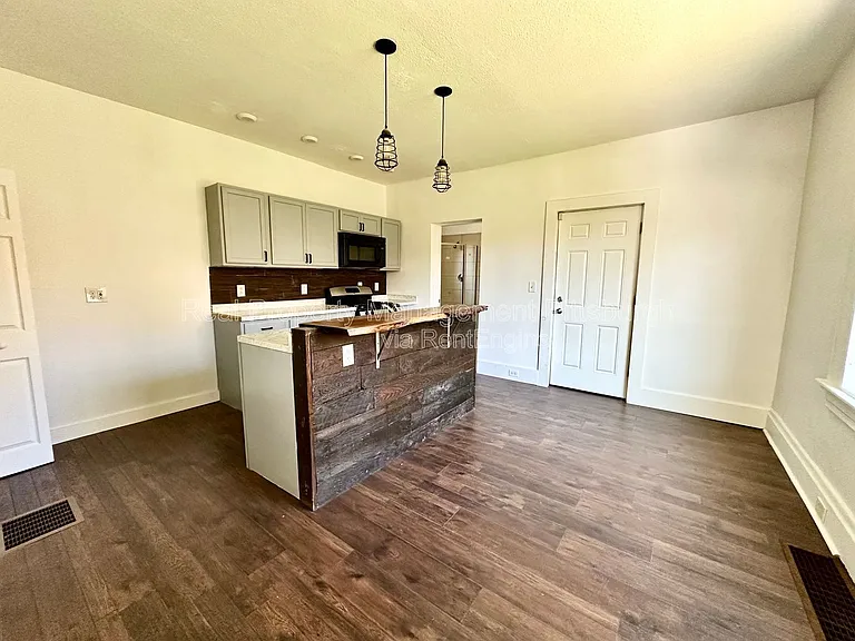 1379 Paulson Ave — Photo 6