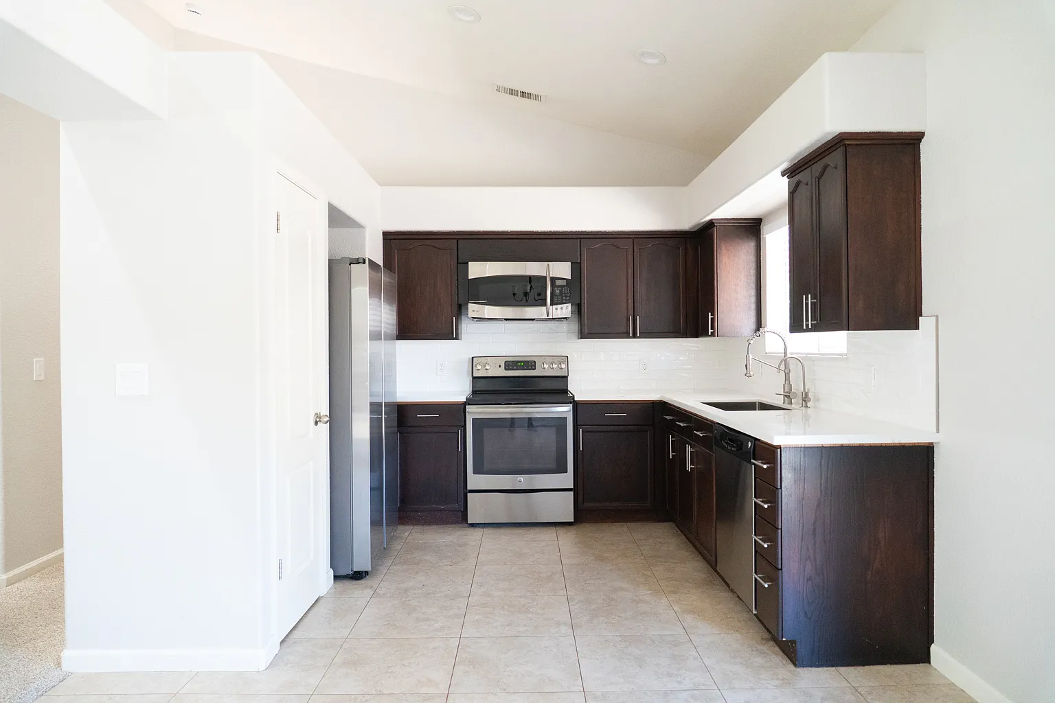 3 bed, 1110 sqft, $2,195 — Photo 2