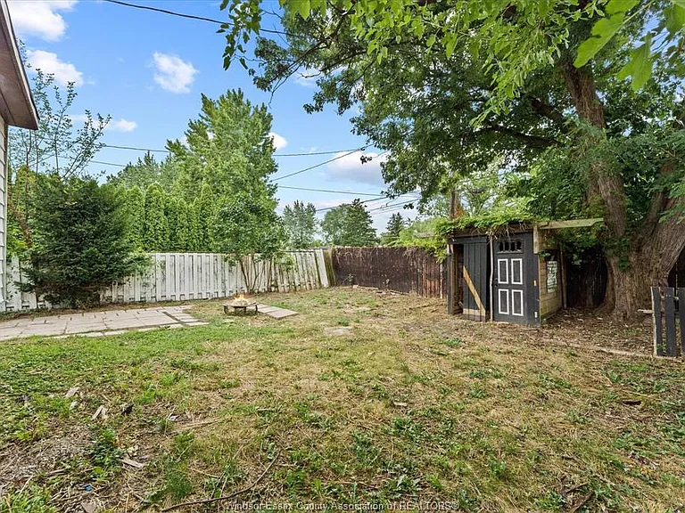 1533 Alexis Rd — Photo 32