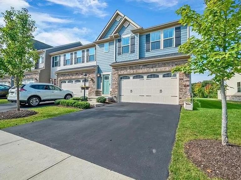 2029 Connecticut Ln — Photo 2