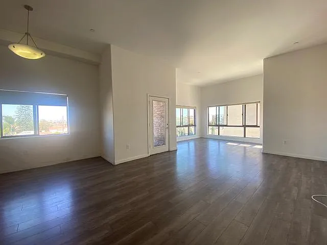 3 bed, 2.5 bath, 1850 sqft, $3,950 — Photo 3
