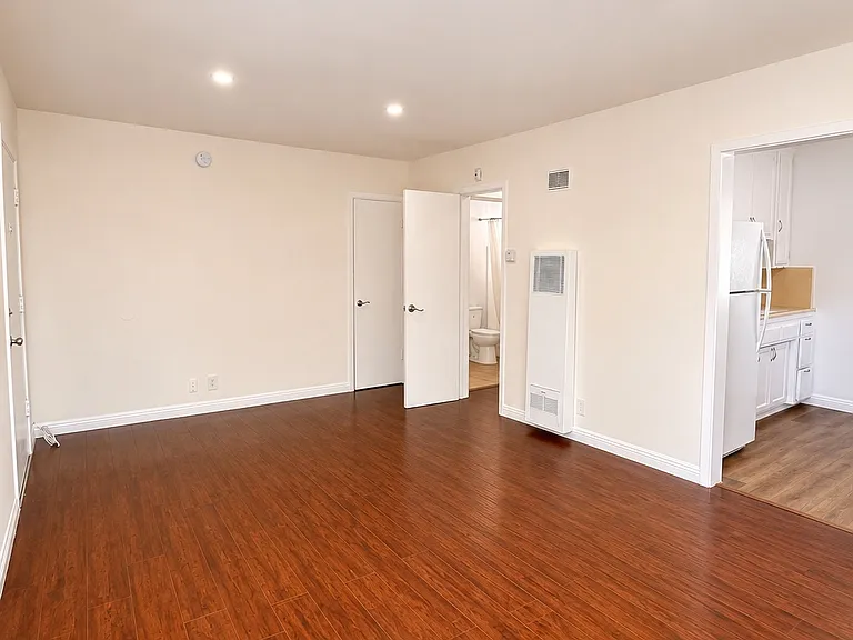 528 S Harvard Blvd #8 — Photo 2