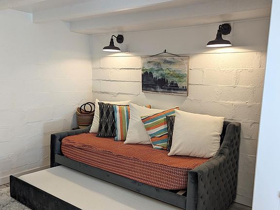 Daybed with trundle pull-out.