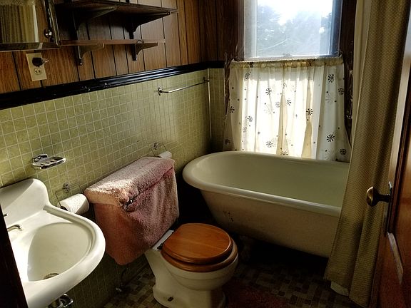 soaker tub/hand-held shower