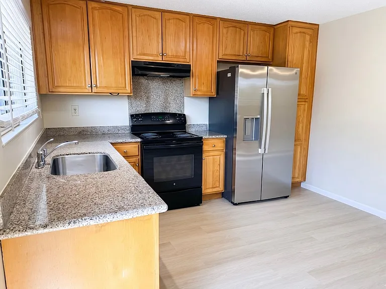 942 Marie Ave — Photo 4