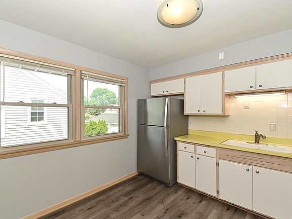3rd image of 8906 W Burleigh St #8908