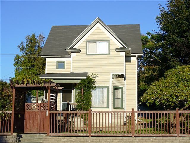 Front with gated arbor
