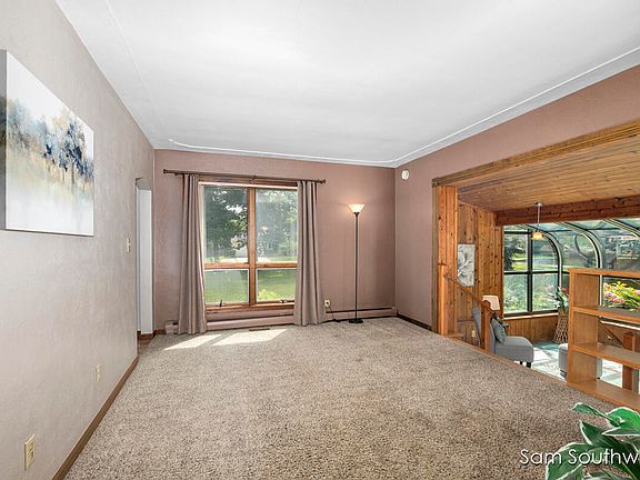 4th image of 3803 Fuller Ave NE