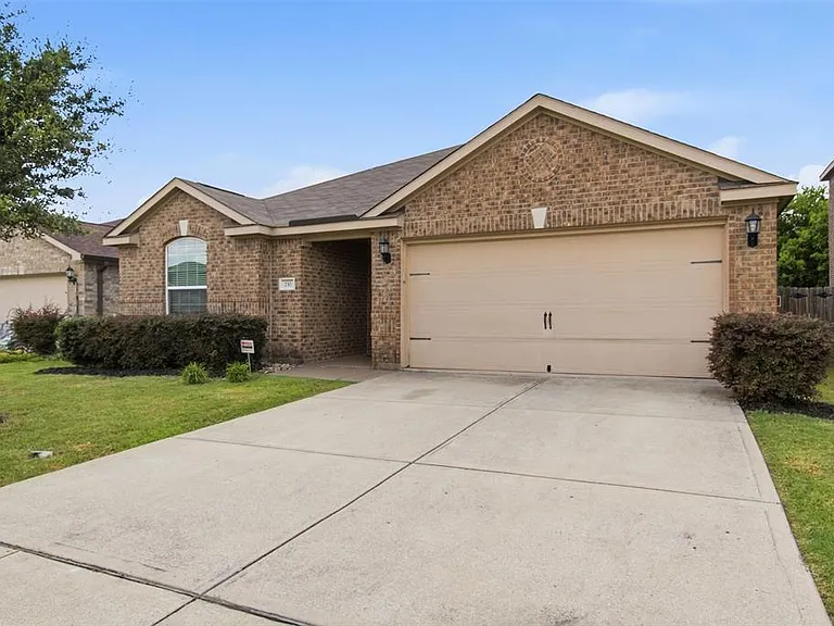 230 Silverleaf Dr — Photo 2