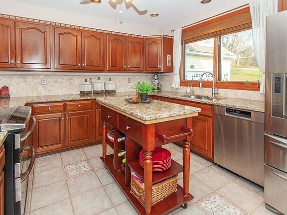 3rd image of 2 Brierwood Ln