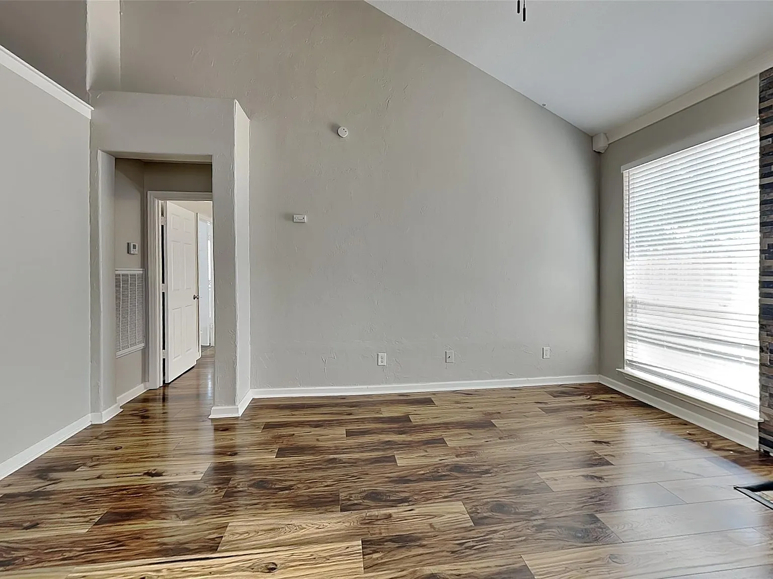 4 bed, 2.5 bath, 2504 sqft, $2,240 — Photo 2