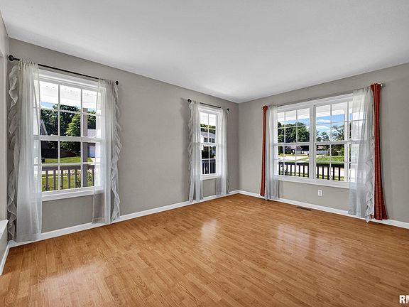 5th image of 100 Stone Creek Ct