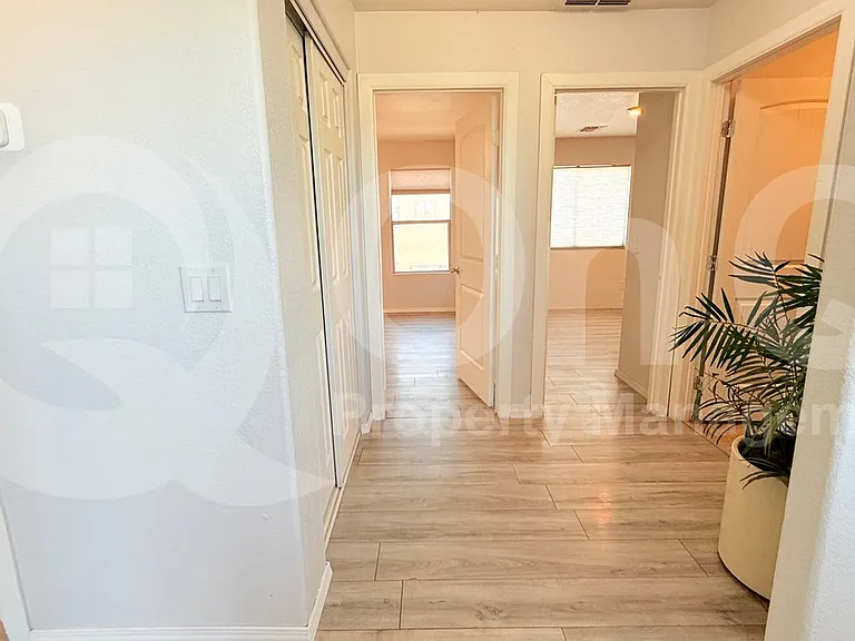 1103 E Grove St — Photo 15